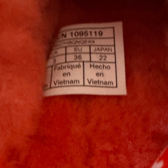 UGG Fluff Yeah "Red Currant" slippers size 5 - Picture 8 of 10